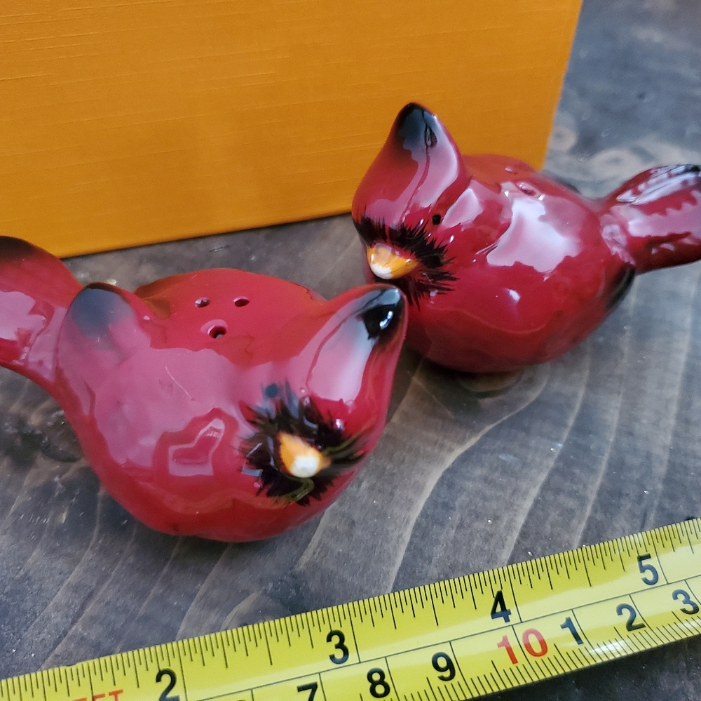 Set Cardinal salt and pepper shakers